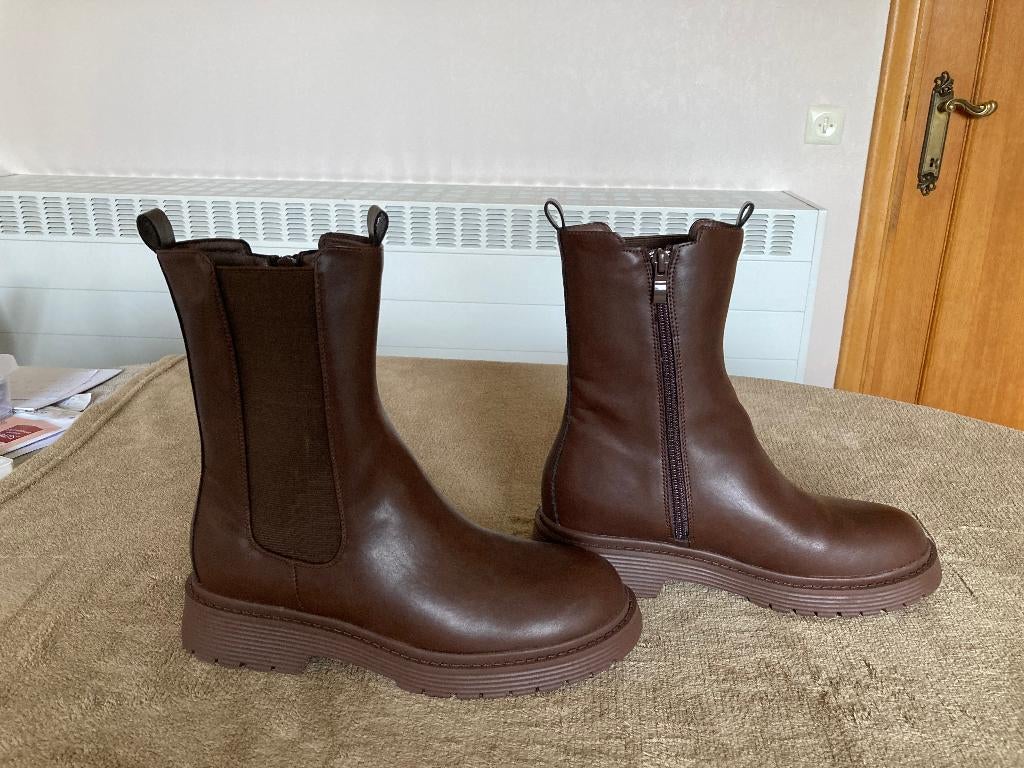 Bruine laarzen met rits, maat 39, merk : Bellucci, Bruin, Lage of Enkellaarzen, Ophalen of Verzenden, Zo goed als nieuw