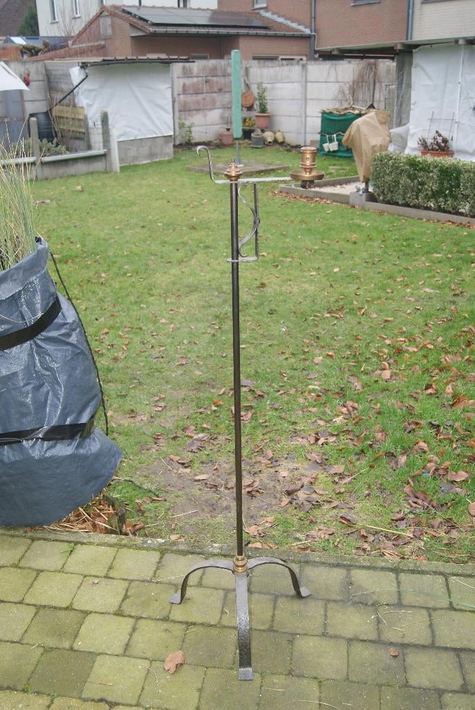 Chandelier en fer forgé., Enlèvement