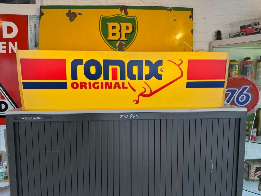 Romax évacue une ancienne boîte à lumière publicitaire, Enlèvement, Utilisé, Table lumineuse ou lampe (néon)