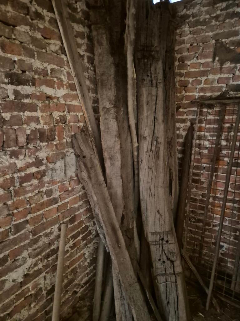 Verschillende houten draagbalken steunbalken, Ophalen