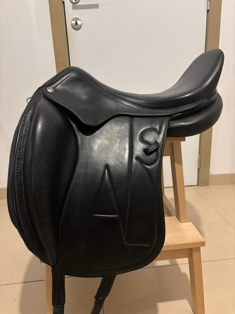 Super onderhouden dressuurzadel monoblad 18 inch, Dieren en Toebehoren, Ophalen, Zo goed als nieuw