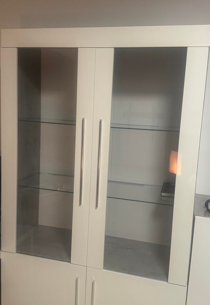 Witte vitrinekast te koop, Ophalen, Zo goed als nieuw