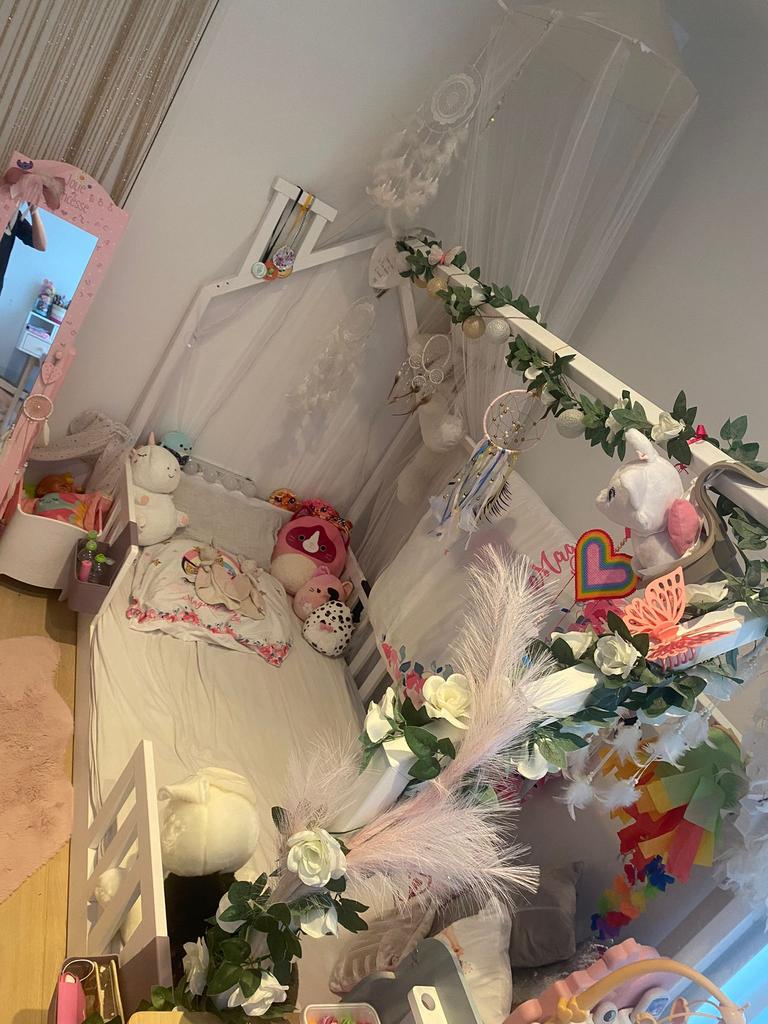 Wit gelakt bedhuisje (Rosi), Kinderen en Baby's, Kinderkamer | Bedden, Ophalen, Zo goed als nieuw, Lattenbodem