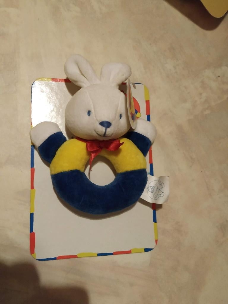 knuffel konijntje met rammelaar splinternieuw geschenk, Ophalen of Verzenden, Nieuw, Rammelaar