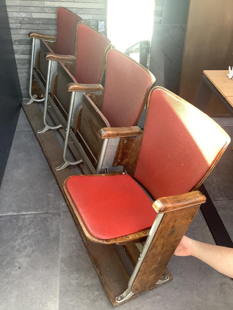 Vintage bioscoopstoelen, Ophalen