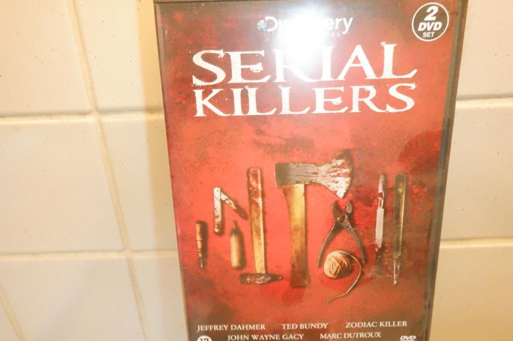 DVD Serial Killers 2 DVD SET.(Discovery Channel), CD & DVD, DVD | Horreur, À partir de 16 ans, Envoi, Comme neuf, Gore