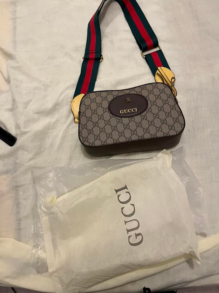 Bonjour, je vends ces sacoche etats nickel sort du magasin, Enlèvement ou Envoi