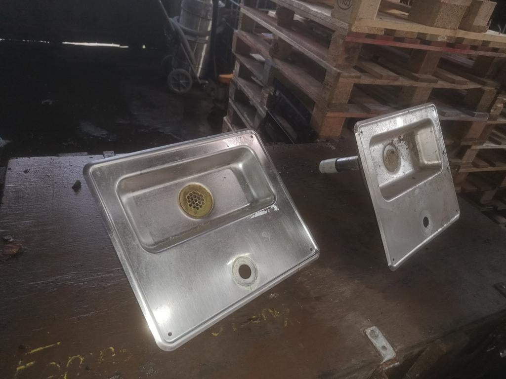 2 identieke kleine inoxen wasbakjes, Ophalen