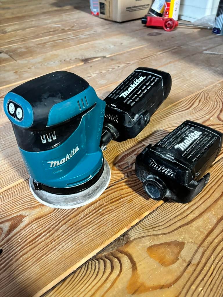 MAKITA 18V-schuurmachine valt nog steeds onder de garantie., Doe-het-zelf en Bouw, Ophalen, Zo goed als nieuw