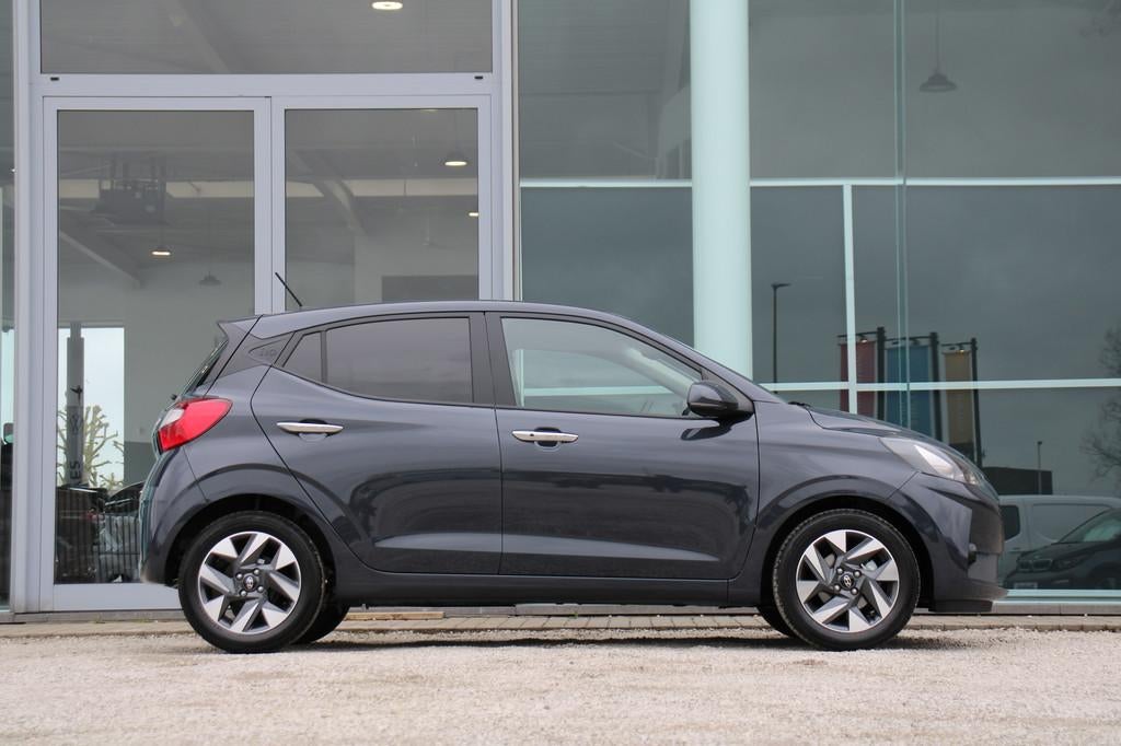 Hyundai i10 1.0 GDi Techno M5 *CAM*APPLE/ANDROID* (bj 2025), Auto's, Hyundai, Voorwielaandrijving, 116 g/km, Stof, Zwart