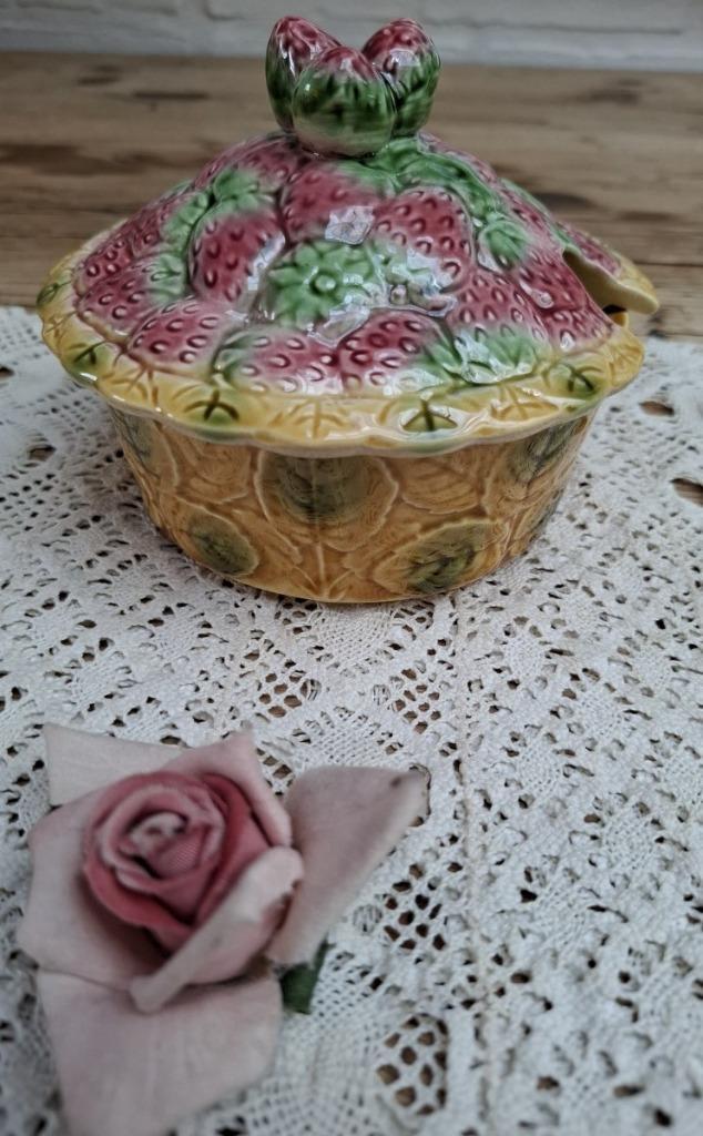 Franse brocante marjolica  jampot Sarreguemines, aardbeien, Antiek en Kunst, Ophalen of Verzenden