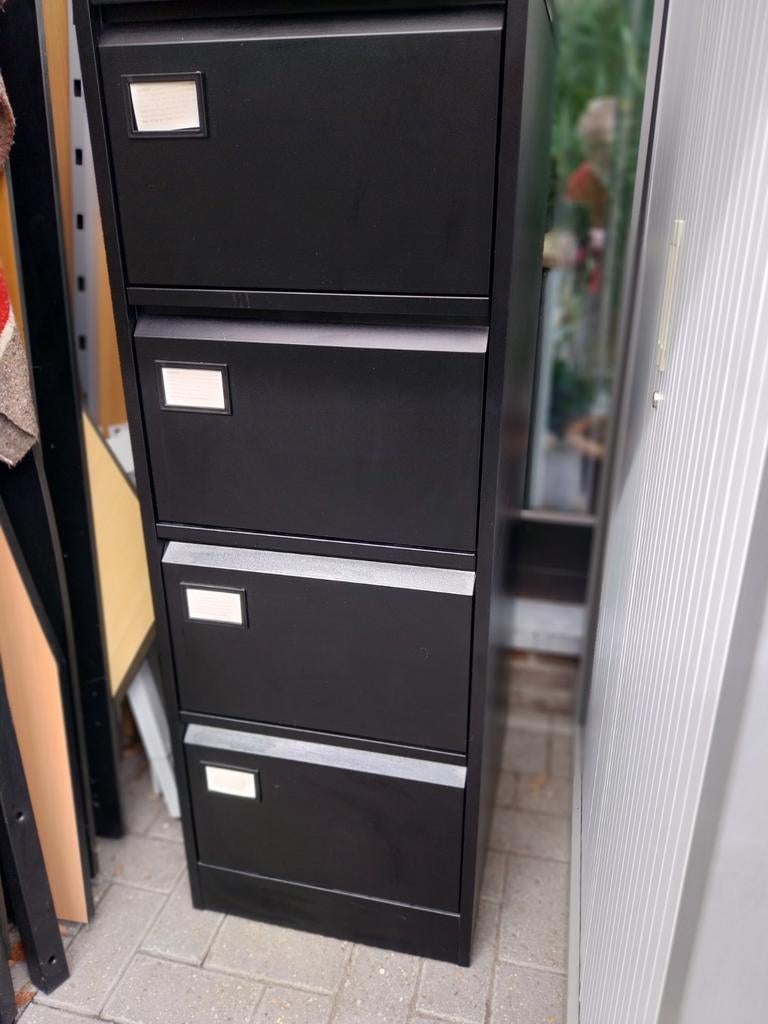 Zwarte dossierkasten, Ophalen