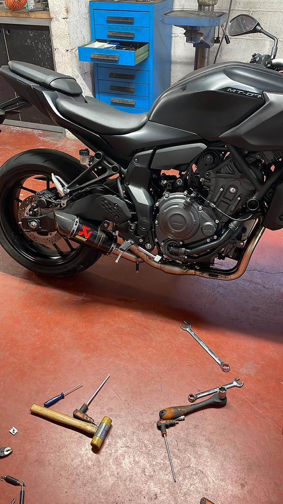 Mt07 akrapovic en/of leovince uitlaat full system, Motoren, Ophalen, Nieuw
