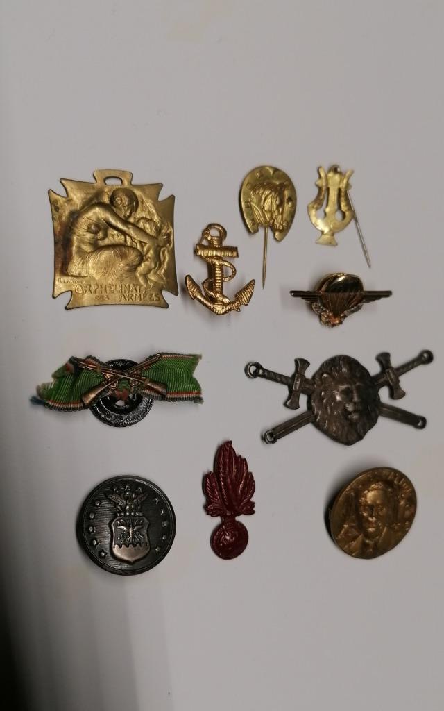 Lot insignes breloques militaire ww1 ww2, Collections, Envoi
