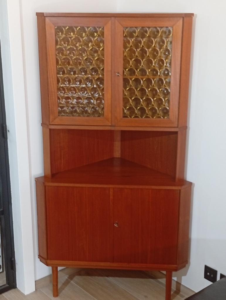 Mooie Vintage '60 Deense hoekkast- teakfineer met geel glas, Huis en Inrichting, Kasten | Vitrinekasten, Gebruikt, 150 tot 200 cm