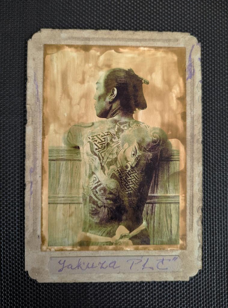 Foto's: "Yakuza", "Lezende Geisha" en  "Yumihiki", Verzamelen, Foto's en Prenten, Gebruikt, Foto, Buitenland, Verzenden