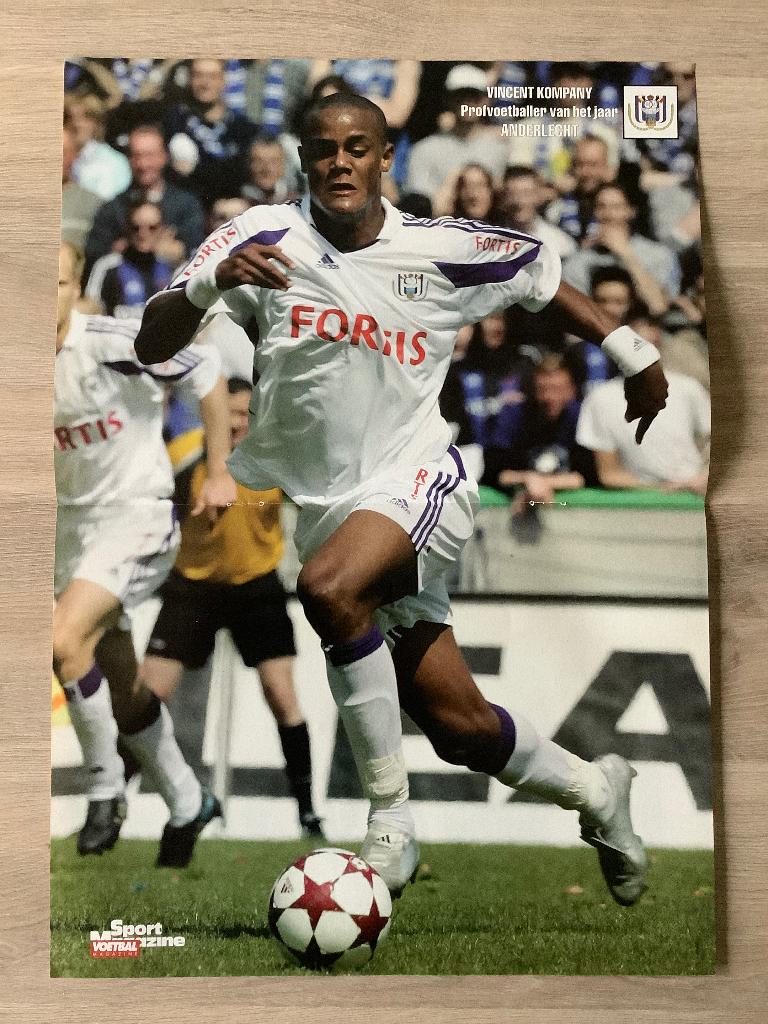 Poster Vincent Kompany bij RSC Anderlecht, Verzamelen, Sportartikelen en Voetbal, Ophalen of Verzenden, Zo goed als nieuw, Poster, Plaatje of Sticker