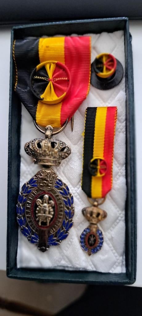 Ereteken van de arbeid 1e klas goud, Verzamelen, Militaria | Algemeen, Ophalen of Verzenden, Overige soorten, Lintje, Medaille of Wings