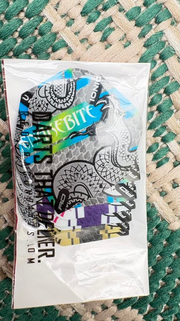 Mooie collectie flights en shafts Snakebite red dragon, Sports & Fitness, Fléchettes, Flights, Enlèvement ou Envoi