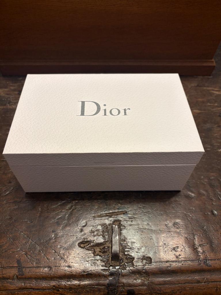 Dior, Enlèvement, Comme neuf