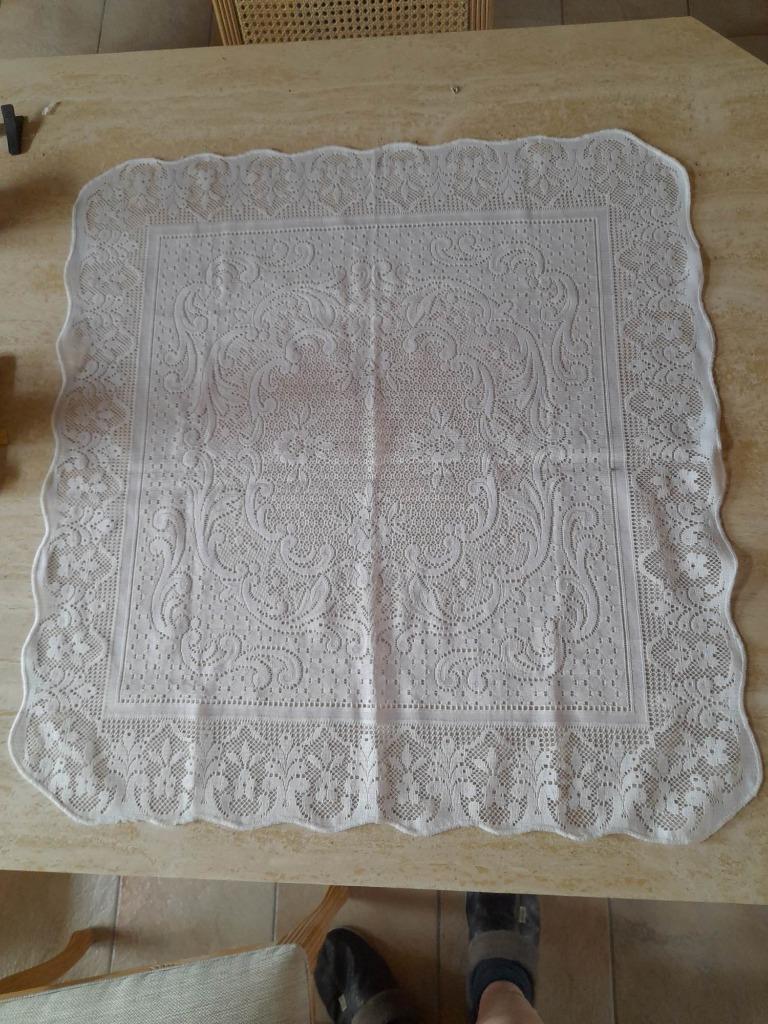 Tafelkleed in kant (machinaal) 75x78 cm, Huis en Inrichting, Ophalen of Verzenden, Zo goed als nieuw, Vierkant, Binnen