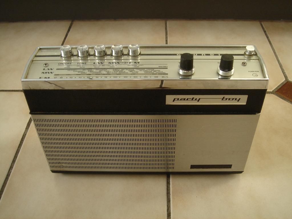 GRUNDIG PARTY BOY 2018 + BONUS GRUNDIG WALKMAN, Ophalen, Audio en Video