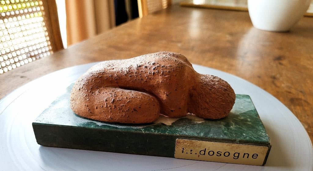 Petite sculpture femme couchée, Enlèvement