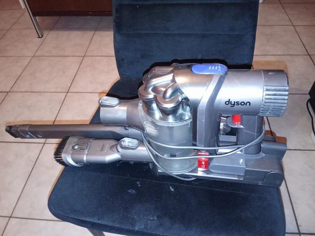 Dyson dc45 avec support chargeur d origine et 2 accessoires, Electroménager, Enlèvement ou Envoi, Comme neuf, Réservoir, Aspirateur de table