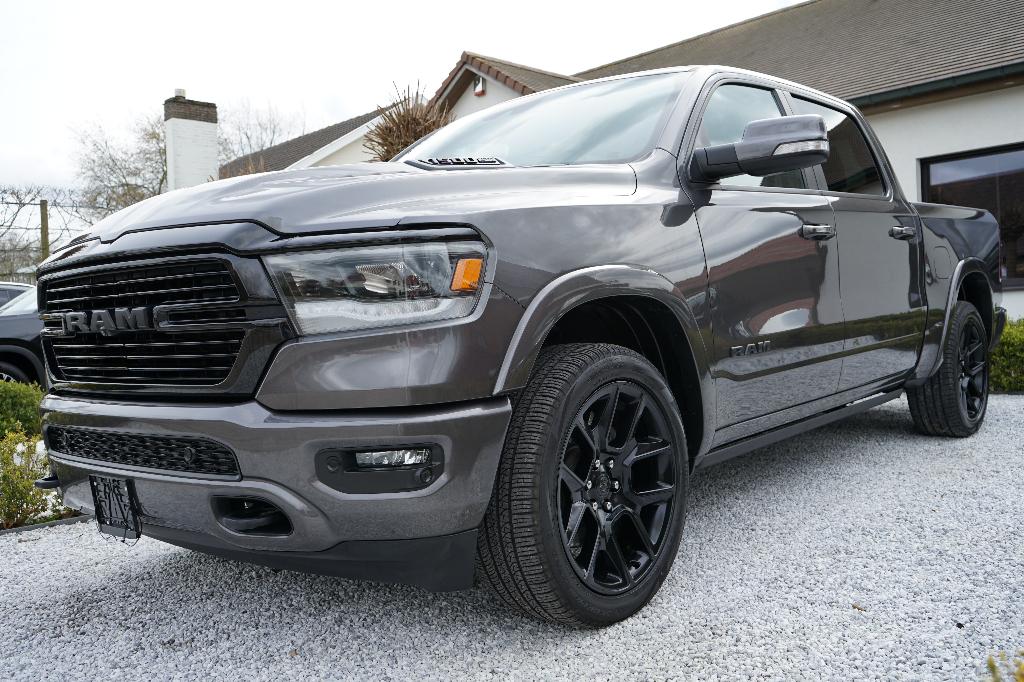 RAM 1500 CREW CAB ~ LARAMIE ~ "EXCLUSIVE NIGHT EDITION", Automaat, https://public.car-pass.be/vhr/4f7bb082-e495-41cd-a83e-d9a1d96563d5