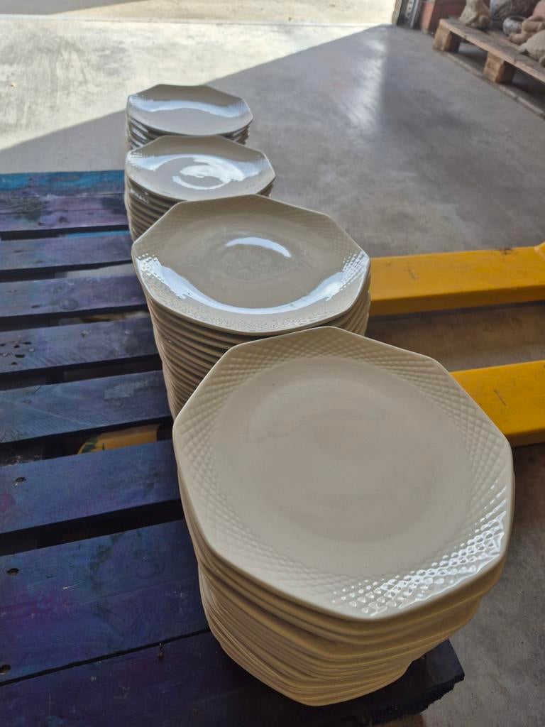 Achtkantige borden 26cm (38 stuks) hotelporselein, Enlèvement, Utilisé, Porcelaine, Assiettes(s)