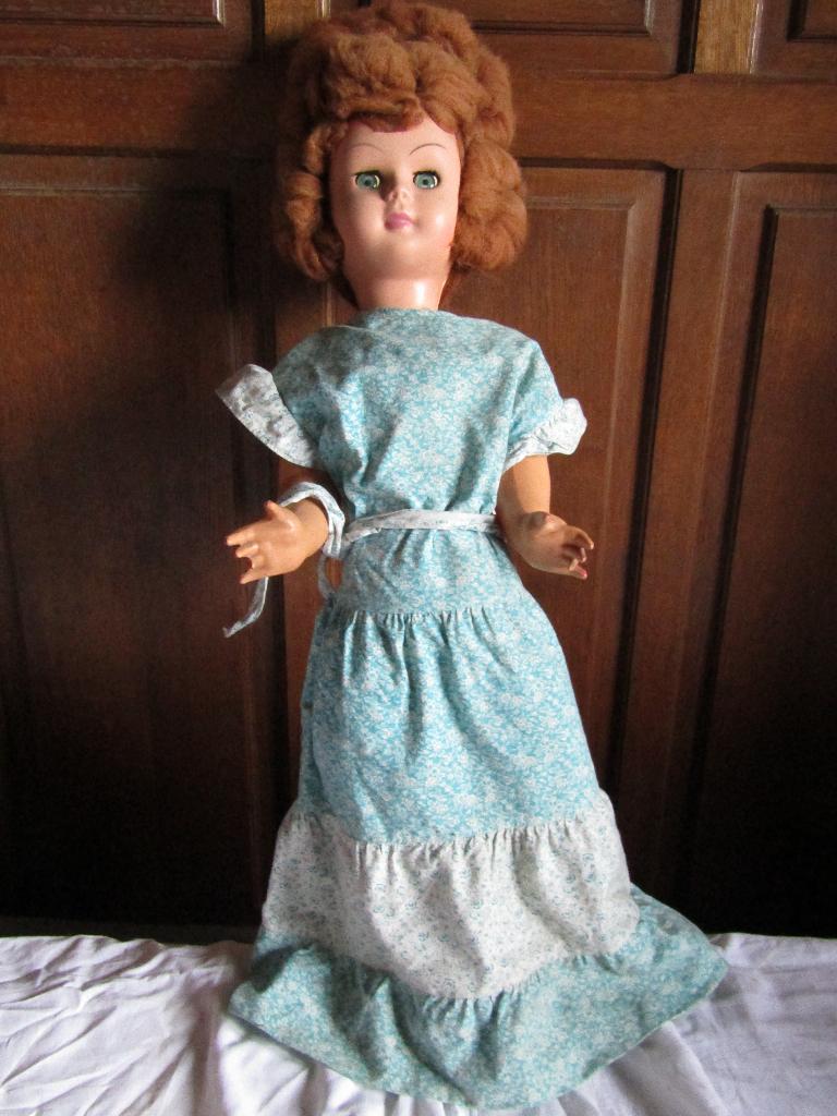 Vintage pop jaren 60-jurk met slaperige ogen en bloemen, Verzamelen, Poppen, Ophalen of Verzenden, Gebruikt, Pop