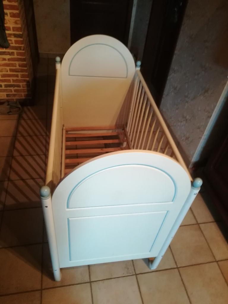 ensemble lit bébé avec matelas, lampe, chaise et table,, Enfants & Bébés, Enlèvement, Utilisé