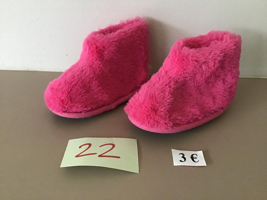 1 paire de chaussons roses taille 22 pour seulement 3 euros, Enfants & Bébés, Vêtements enfant | Chaussures & Chaussettes, Comme neuf