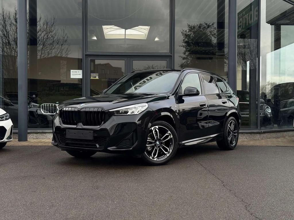 BMW X1 sDrive18i M Sport / PANODAK / TREKHAAK / DODE HOEK, Gebruikt, 136 pk, Zwart, Leder