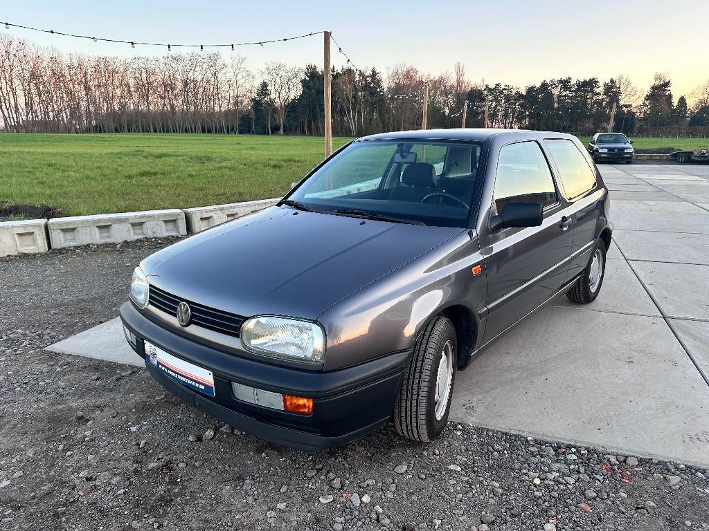 VW Golf III Benzine, Autos, Oldtimers & Ancêtres, Argent ou Gris, Achat, Attache-remorque, Entreprise