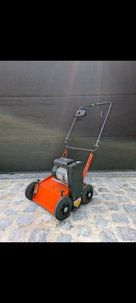 TE HUUR: ELIET VERTICUTEERMACHINE, Enlèvement, Électrique