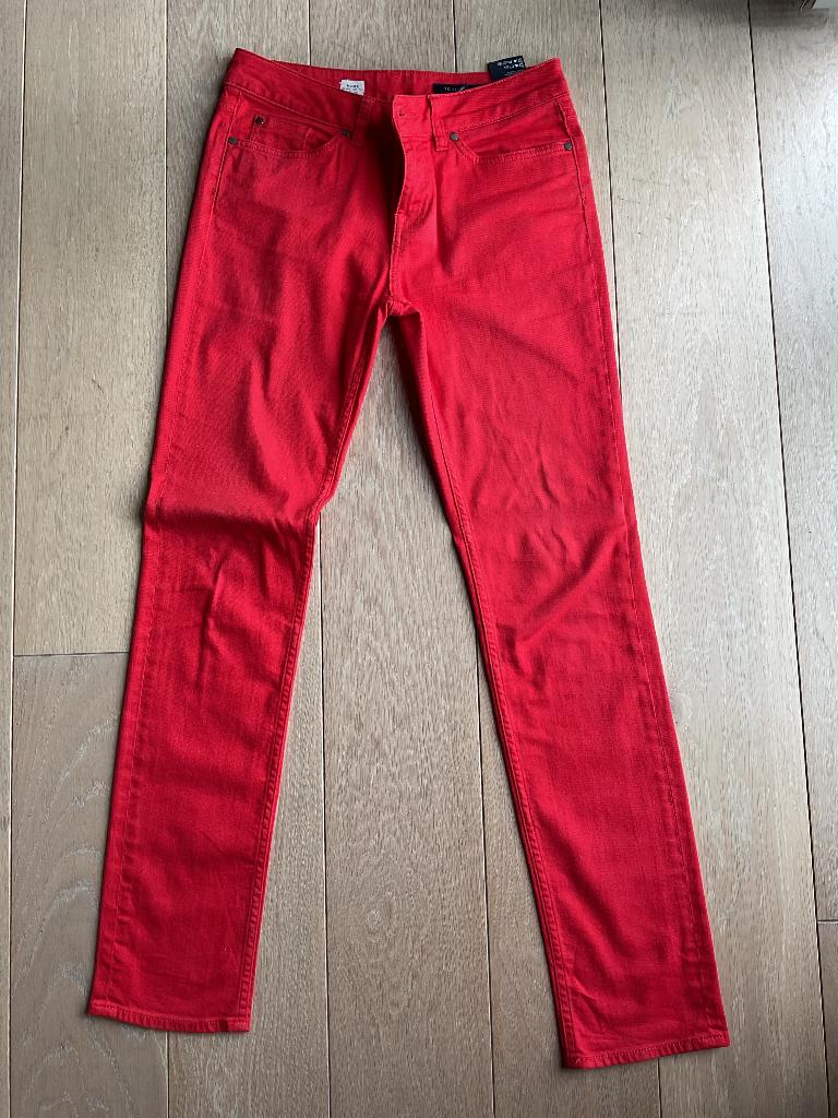Jeans broek rood Tommy hilfiger maat 27/32, Tommy hilfiger, Ophalen of Verzenden, Nieuw, Overige kleuren