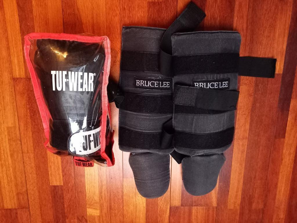 1 paar zwarte bokshandschoenen en 1 paar beenbeschermers, Ophalen, Gebruikt, Bokshandschoenen