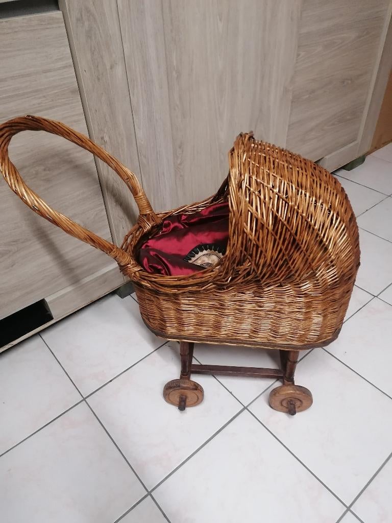 Handgemaakte riete poppenwagen, Ophalen