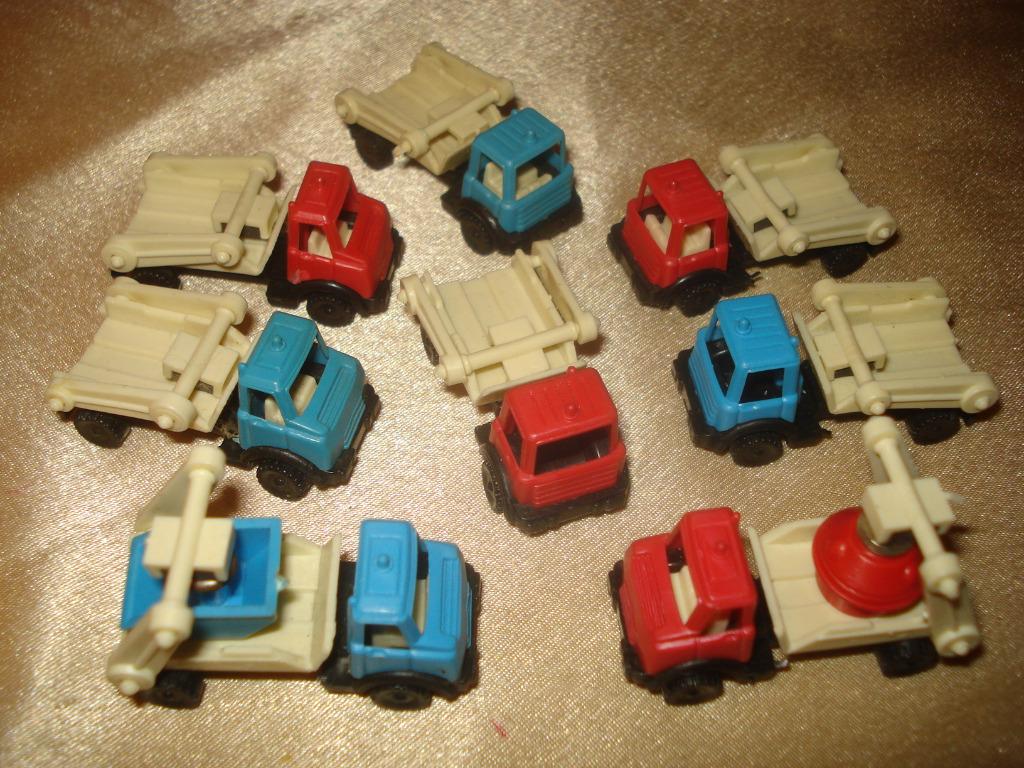 KINDER Ancienne Série de 8 Camions à Conteneurs 1986 Ferrero, Enlèvement ou Envoi, Comme neuf, Autres types