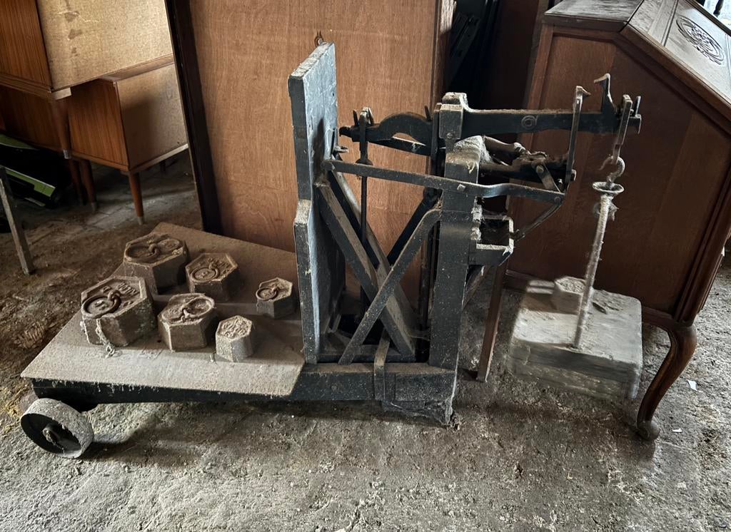 Antieke industriële balansweegschaal, Ophalen