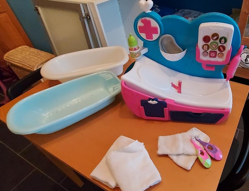 Verzorgingsset/doktersset, stapelbed en pop die weent, Kinderen en Baby's, Ophalen of Verzenden, Gebruikt