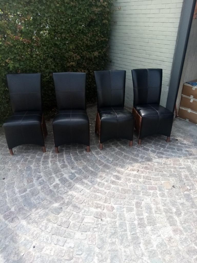 4 chaises en cuir noir à dossiers langoureux 30 euro/pc, Maison & Meubles, Chaises, Osier ou Rotin, Comme neuf, Enlèvement, Chateau