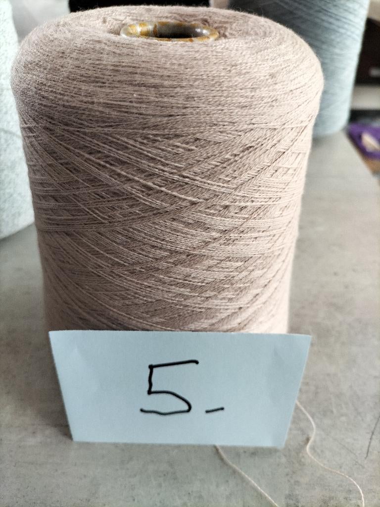 618 g beige wollen kegel nr. 5., Ophalen of Verzenden