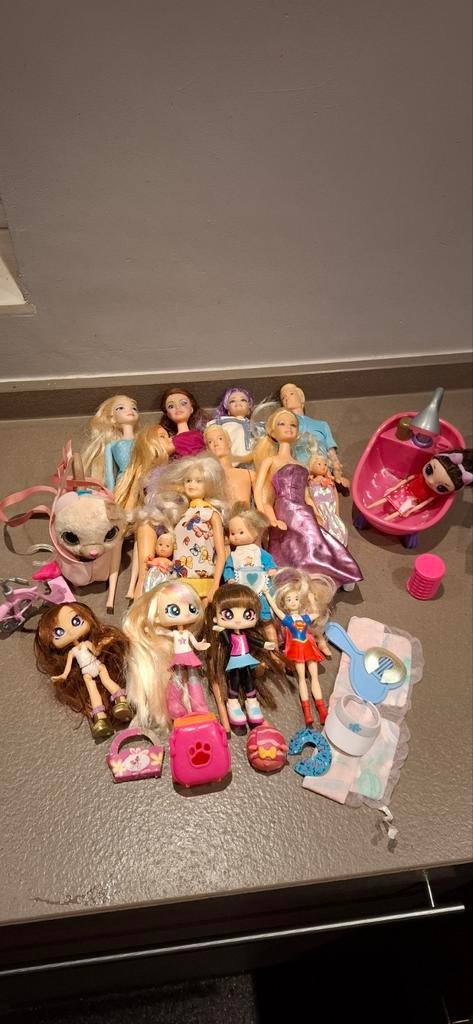 Lot barbies & andere poppetjes alles 20€, Ophalen of Verzenden