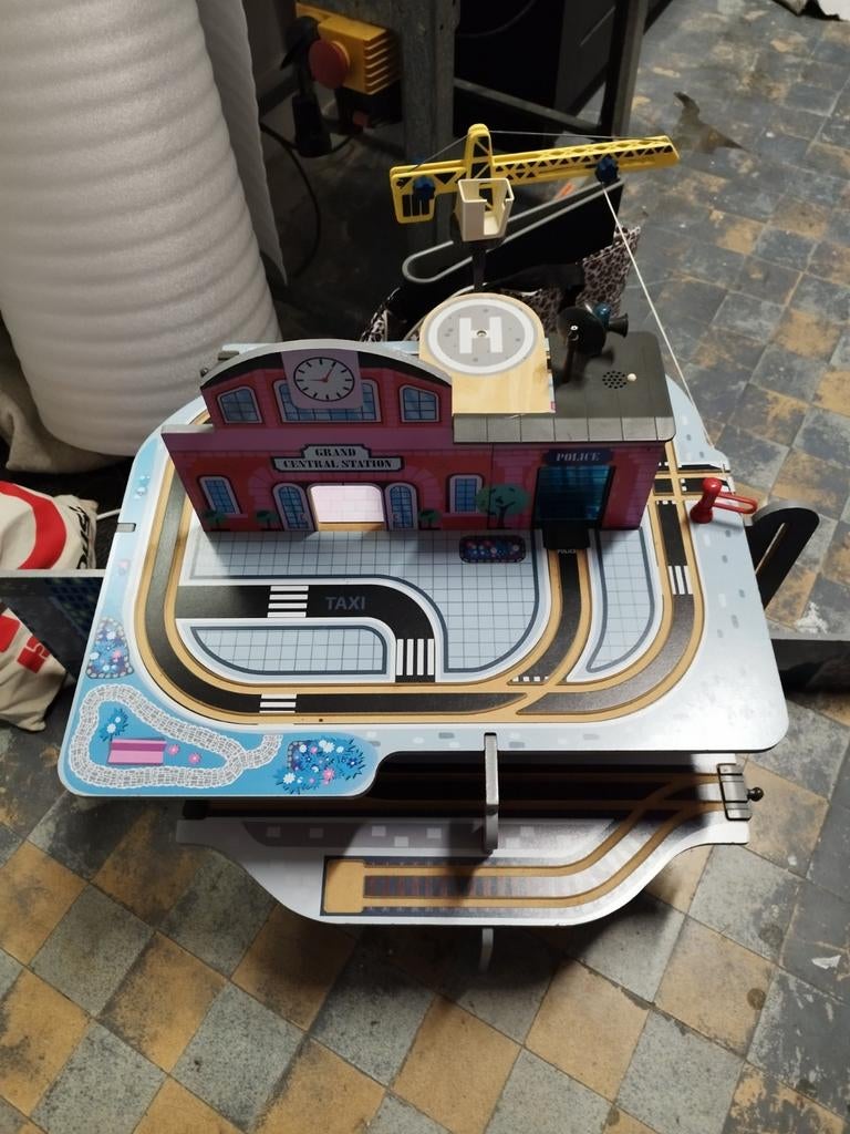 Houten treinstation plus trein en sporen, Ophalen, Zo goed als nieuw