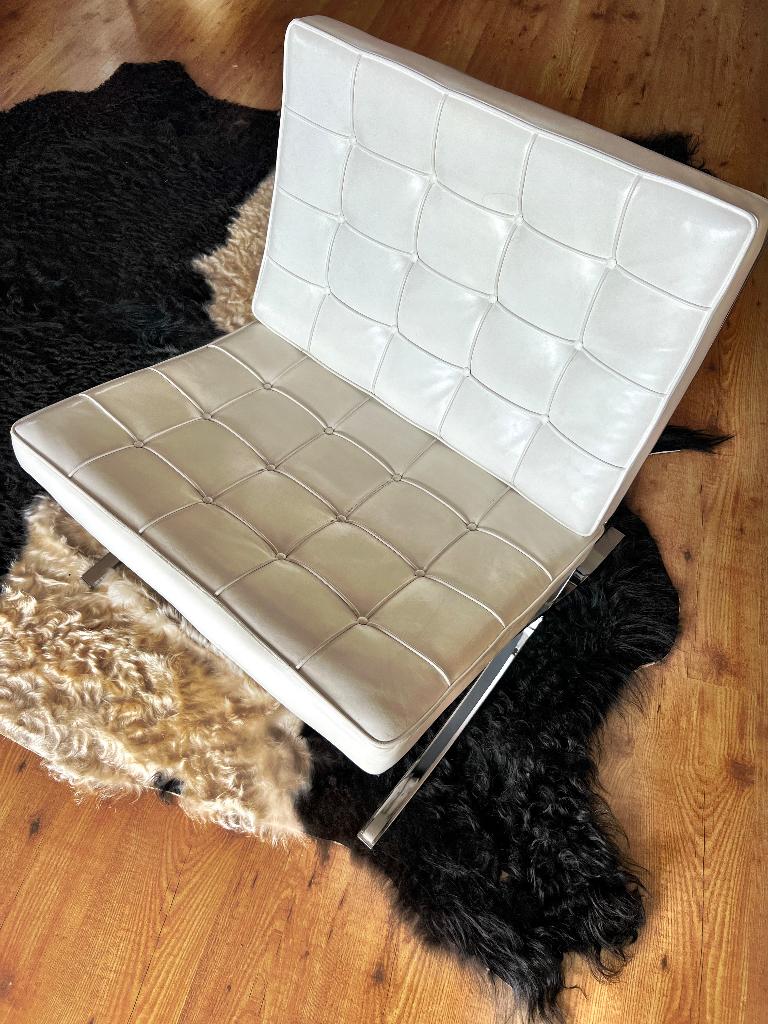 Barcelona chair, Enlèvement