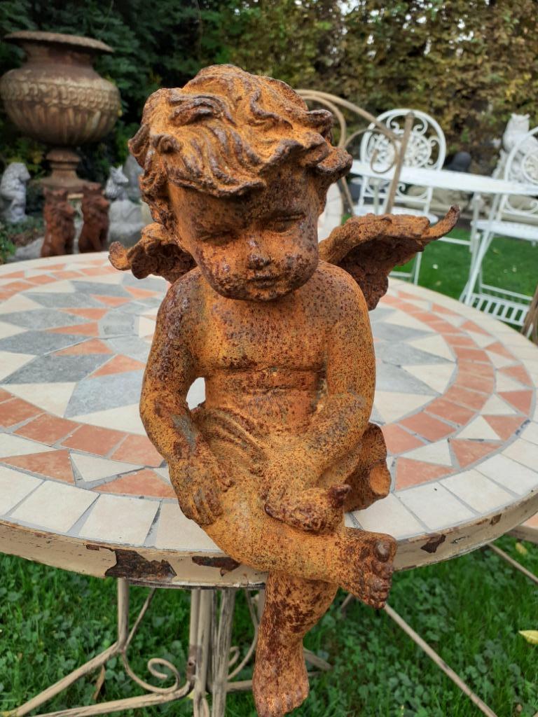 ENGEL, CHERUBIJN MET VOGEL IN GEPATINEERD GIETIJZER, Tuin en Terras, Ophalen of Verzenden, Zo goed als nieuw, Overige materialen