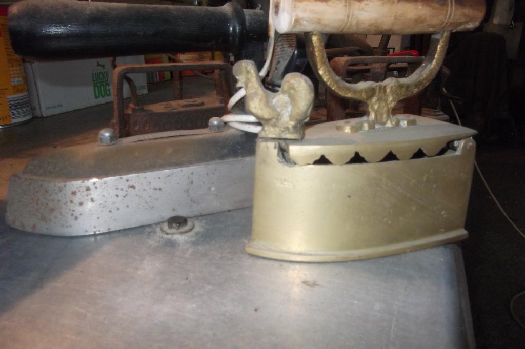 anciens fers à repasser + hachoir, Enlèvement, Utilisé