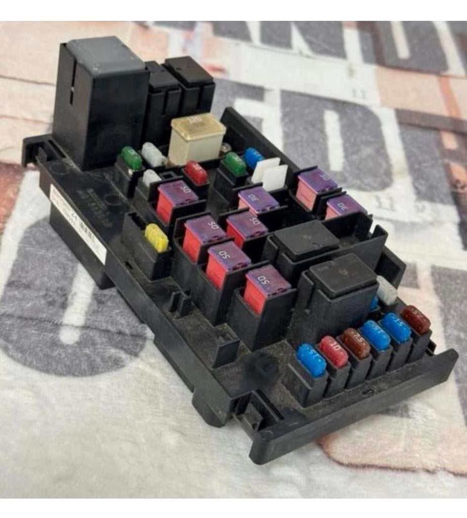 Boîte à fusibles Subaru Impreza WRX 2008-2011 82241FG010 OEM, Autos : Pièces & Accessoires, Enlèvement ou Envoi, Utilisé, Subaru